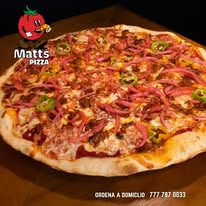 Pizza con ingredientes frescos